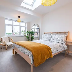  Holiday home Nature Inspired With 3 - 10 Mins From Manchester Airport